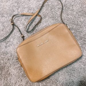 Micheal Kors Jet Set Crossbody in Peanut